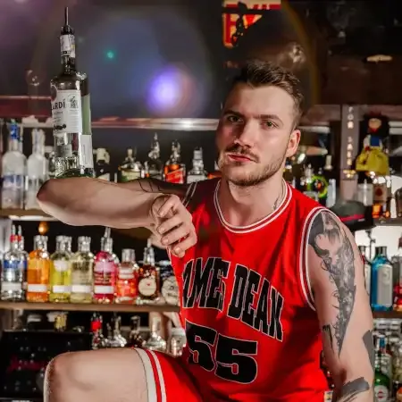 Mirek, barman