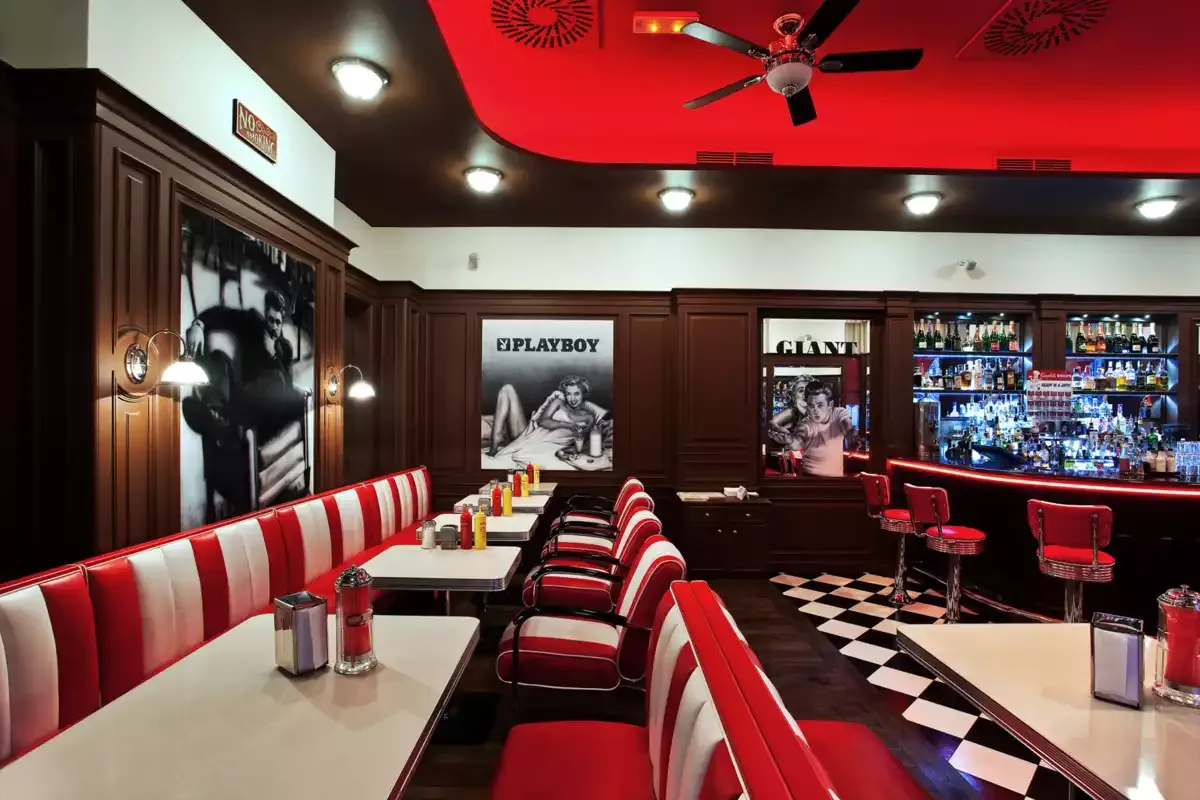 Boxy s červenobílými sedačkami a bar v pozadí