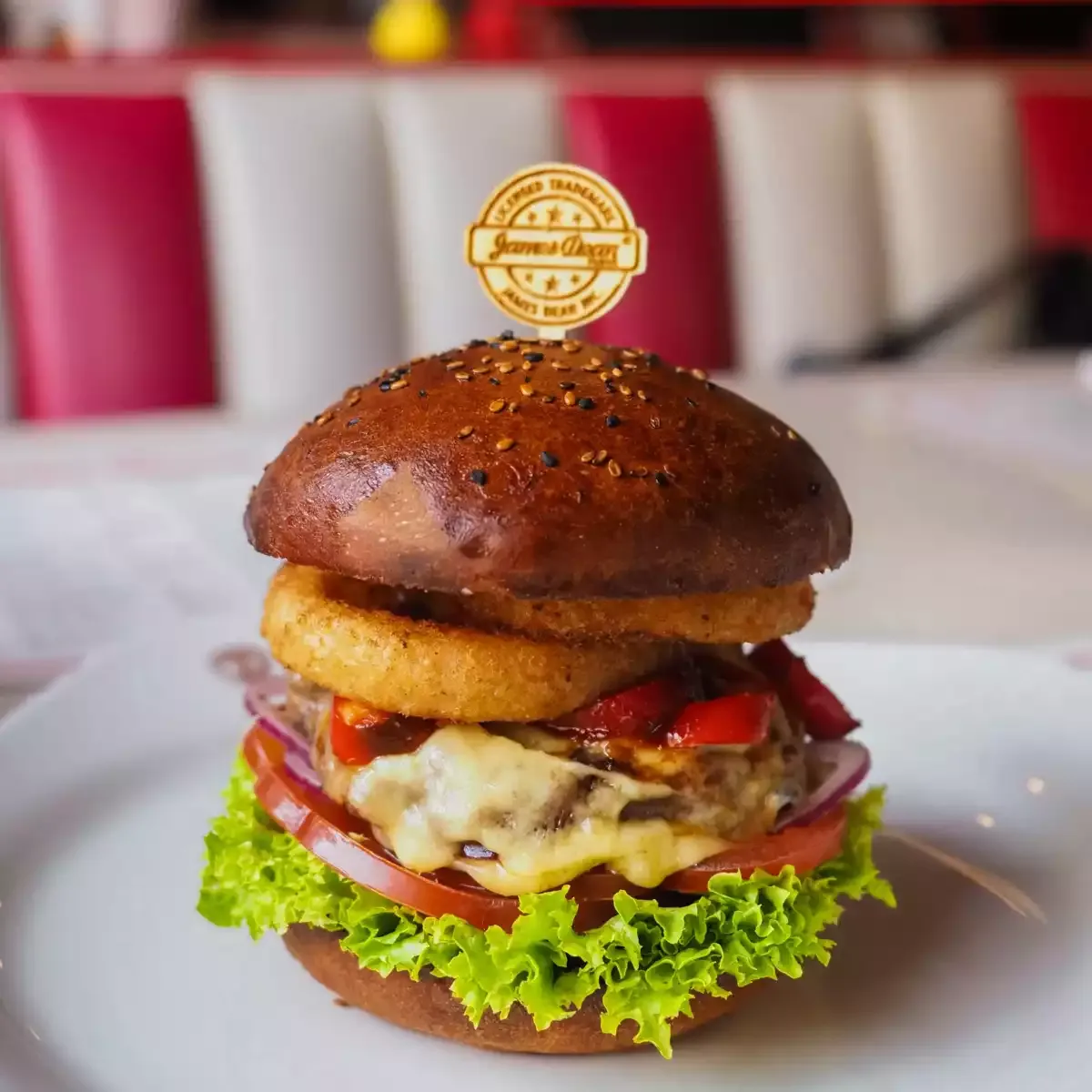 Burger James Dean s cibulovým kroužkem