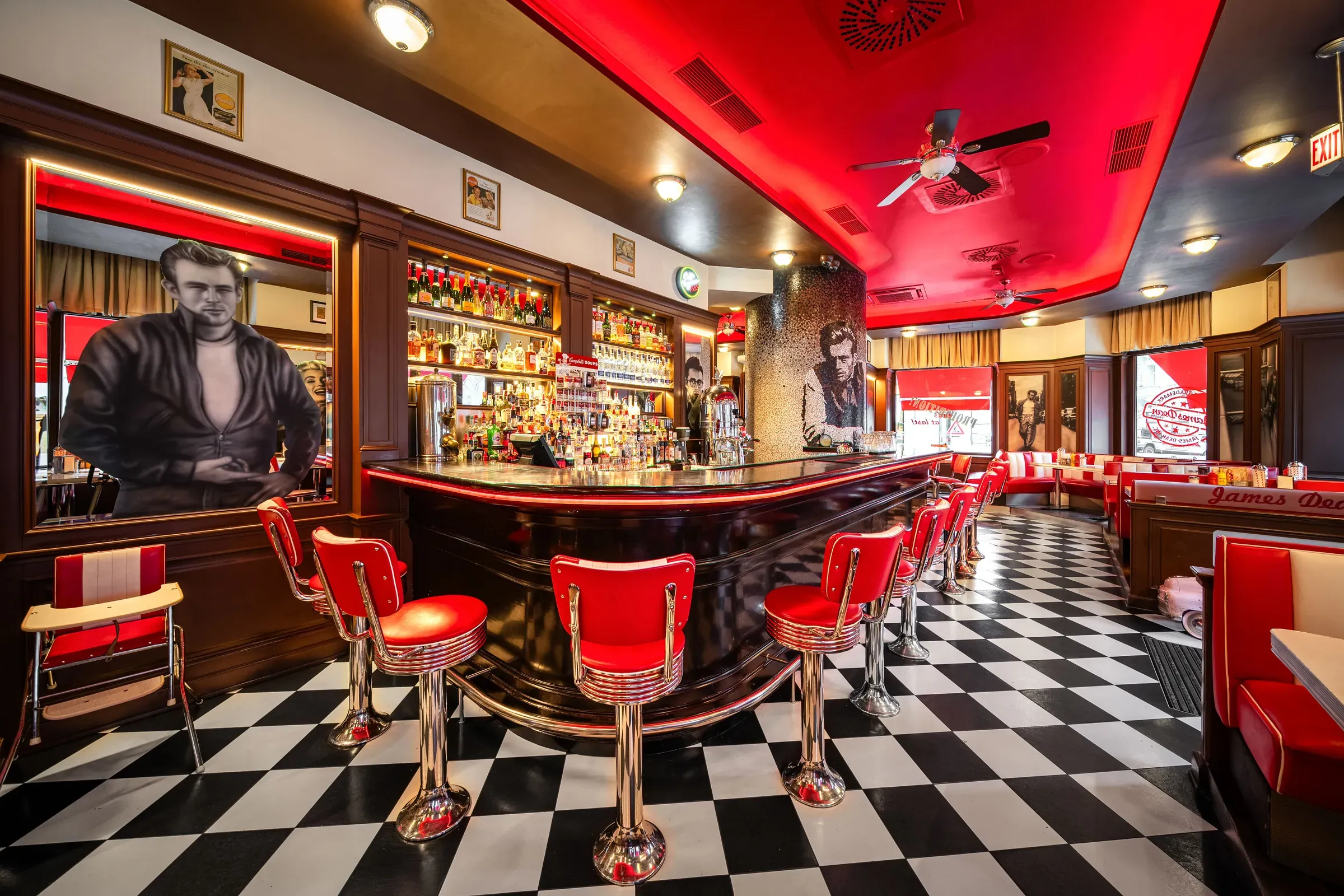 Bar dineru s červenými chromovanými stoličkami na šachovnicové podlaze