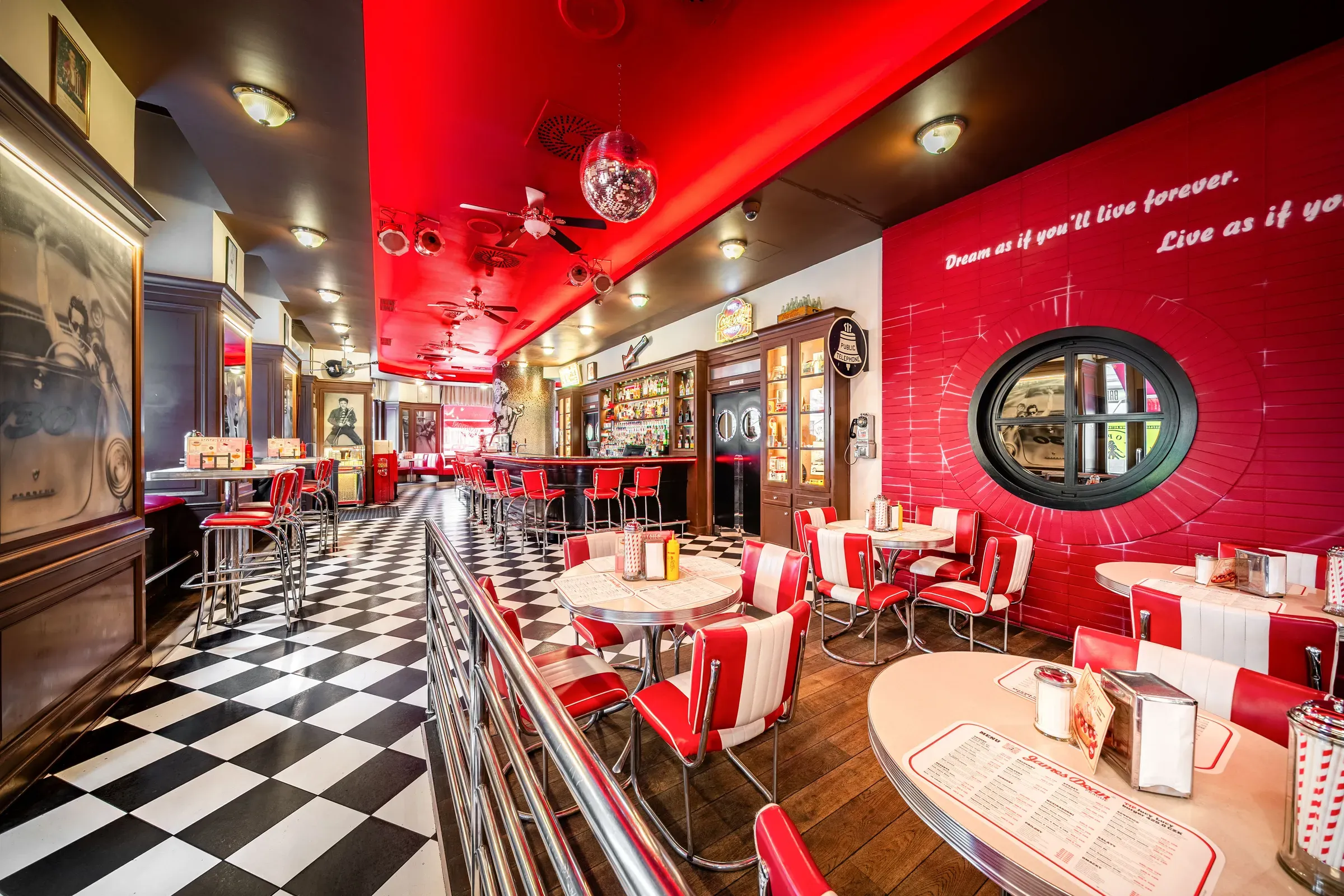 Die lange Bar im Diner, Schachbrettboden und rote Decke