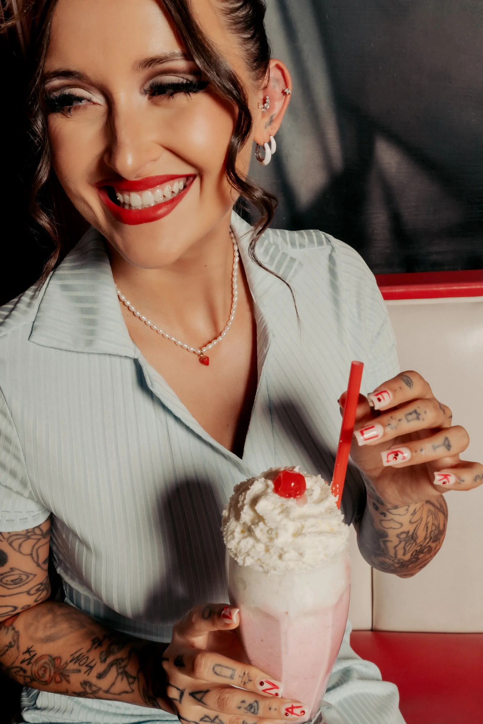 Jahodový milkshake se šlehačkou a třešní