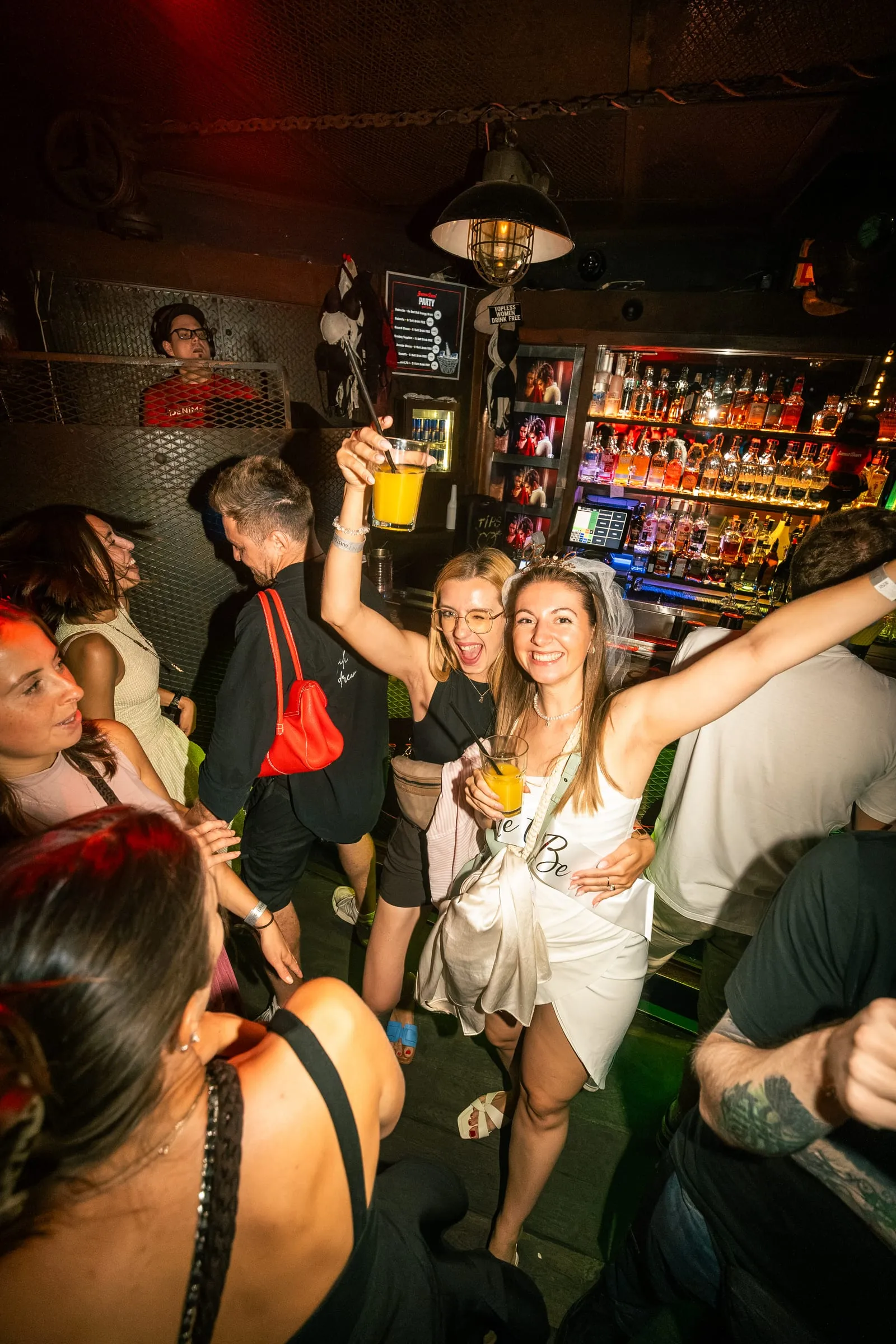 Rozlučka se svobodou v Music Clubu: nevěsta se závojem a kamarádky s drinky