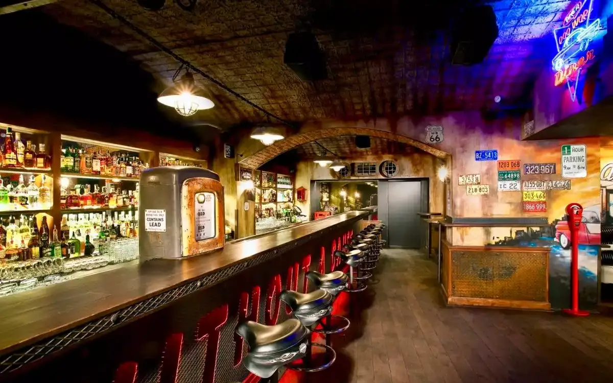 Klubový bar s osvětlenými regály lahví