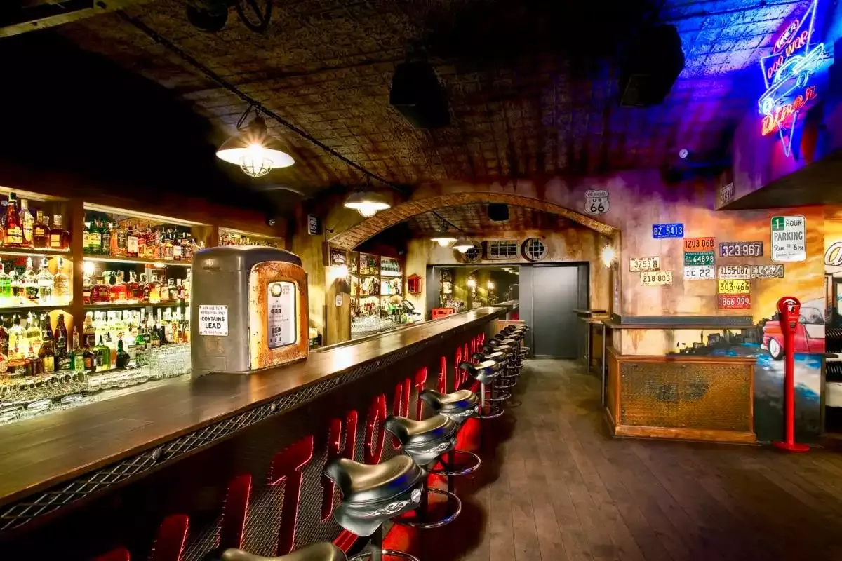 Klubový bar s osvětlenými regály lahví
